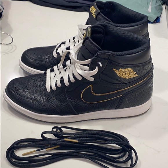 Gently used all leather Nike shoes - Picture 2 of 3